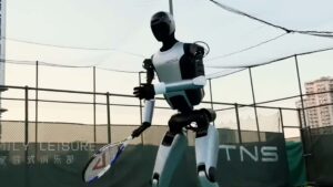 Ubtech, insansı robotu Walker S2'yi tenis oynarken gösterdi [Video]