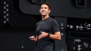 Apple'ın donanım şefi John Ternus, artık tasarım ekiplerini de yönetiyor