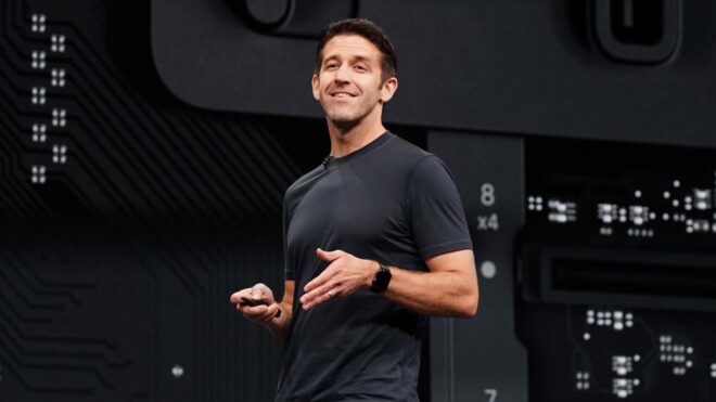 Apple'ın donanım şefi John Ternus, artık tasarım ekiplerini de yönetiyor