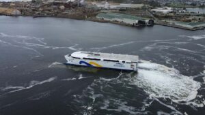 Dünyanın en büyük elektrikli gemisi için liman denemeleri başladı