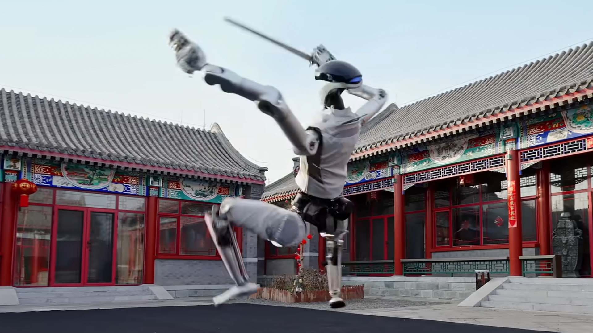 Robotera, Ay Yeni Yılı’nı insansı robotuna kılıç dansı yaptırarak kutladı [Video]