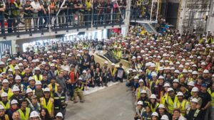 Tesla, ilk direksiyonsuz Cybercab modelini üretim bandından çıkardı