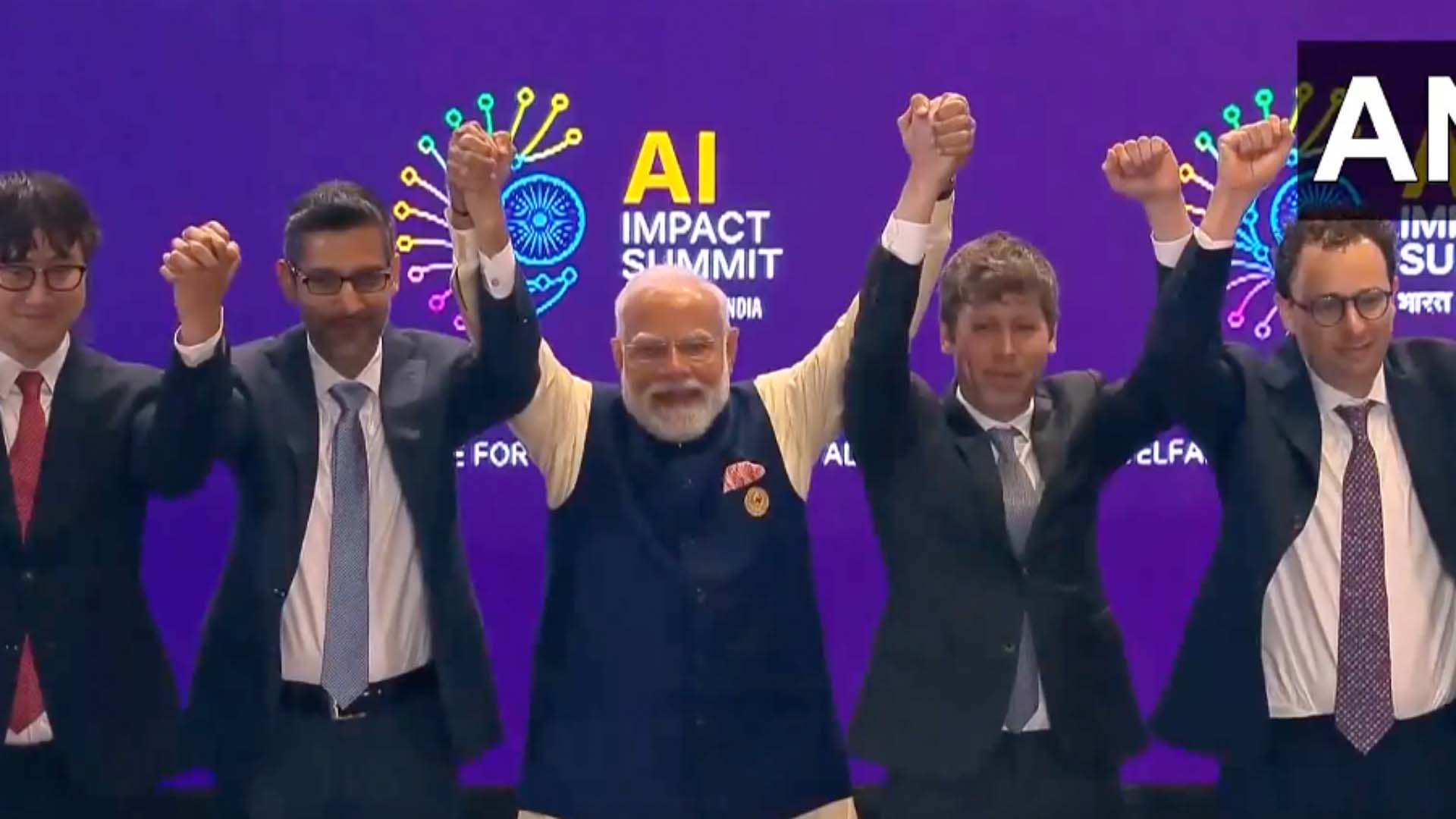 OpenAI CEO’su Sam Altman ve Anthropic CEO’su Dario Amodei, “AI Impact Summit 2026” etkinliğinin sonundaki halleriyle sosyal medyanın diline düştü [Video]