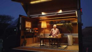 Klasik bir oturma odasına sahip Isuzu Elf MUV hazırlandı [Video]