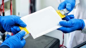 Çinli bilim insanları, 1.000 km'den fazla menzil sunacak yeni bir elektrikli araç bataryası tasarlıyor