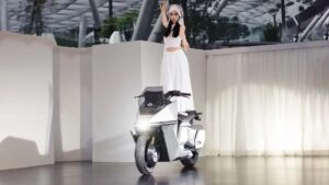 OMOWAY, kendi başına dik konumda durabilen motosiklet modeli OMO X'i üretime aldı [Video]
