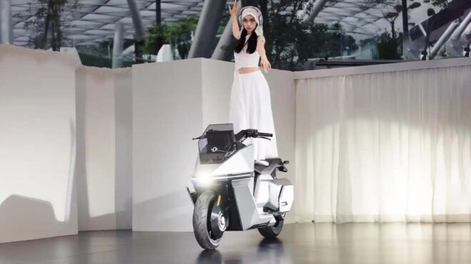 OMOWAY, kendi başına dik konumda durabilen motosiklet modeli OMO X'i üretime aldı [Video]