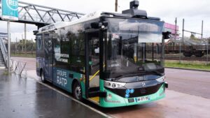 Otonom Karsan e-ATAK, Fransa’da açık trafikte sürücüsüz operasyon gerçekleştirme yetkisi kazandı.