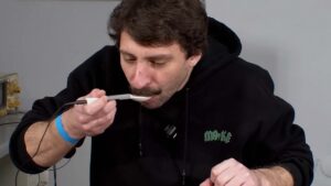 Tolga Özuygur, tuzsuz yemeği tuzlu hissettiren bir kaşık üretti [Video]