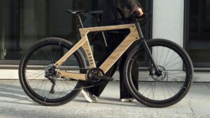 Esel, ahşap kadrolu bir elektrikli bisiklet hazırladı