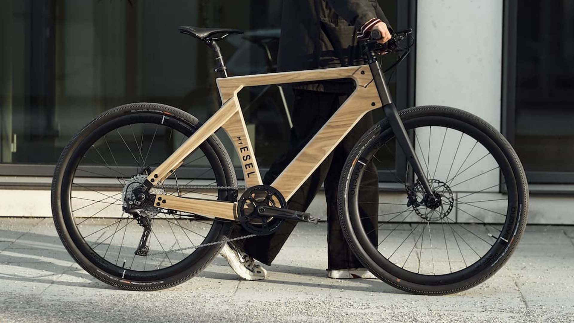 Esel, ahşap kadroya sahip bir elektrikli bisiklet hazırladı