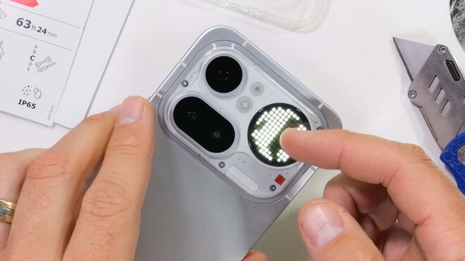 Türkiye’de de satılan Nothing Phone (4a) Pro, zorlu sağlamlık testine girdi [Video]