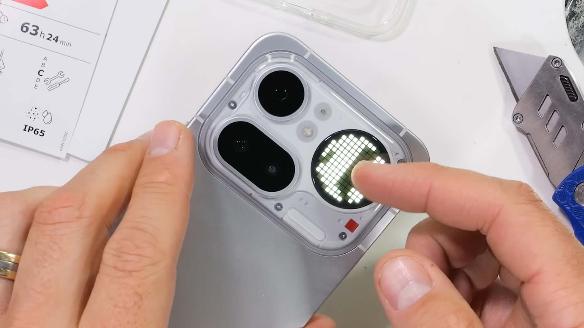 Türkiye’de de satılan Nothing Phone (4a) Pro, zorlu sağlamlık testine girdi [Video]