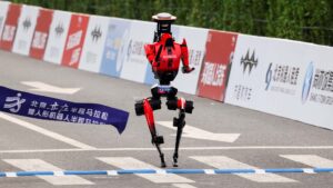Pekin'de düzenlenen yarı maratonda Honor imzalı insansı robot rekor kırdı