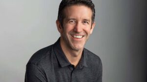 Bloomberg: "1 Eylül'de Apple CEO'su olacak John Ternus, Tim Cook'tan farklı olarak kendi başına karar alabilen bir yönetici"