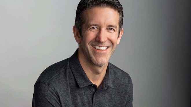 “1 Eylül’de Apple CEO’su olacak John Ternus, Tim Cook’tan farklı olarak kendi başına karar alabilen bir yönetici”