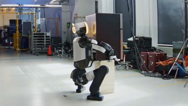 Boston Dynamics, Atlas'ı mini buzdolabı taşırken gösteren bir video paylaştı