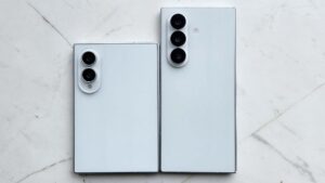 Samsung Galaxy Z Fold8 ve Galaxy Z Fold8 Ultra’nın maketlerini yan yana getiren yeni fotoğraflar paylaşıldı