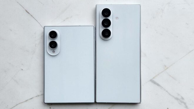 Samsung Galaxy Z Fold8 ve Galaxy Z Fold8 Ultra’nın maketlerini yan yana getiren yeni fotoğraflar paylaşıldı