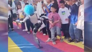 Çin'de bir insansı robot ufak çocuğa tekme attı [Video]