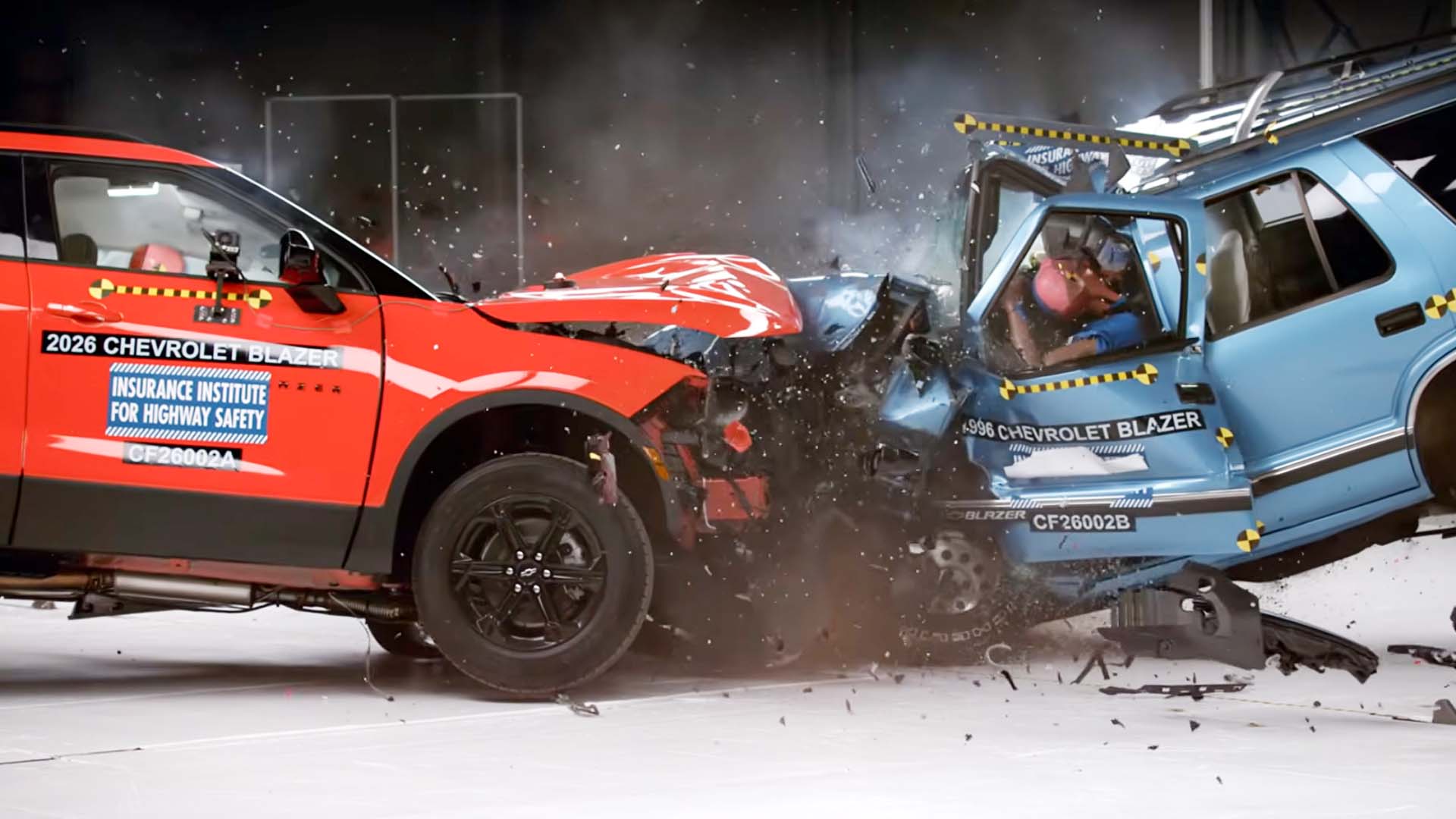 IIHS, 1996 ve 2026 model Chevrolet Blazer’i kaza testinde karşı karşıya getirdi [Video]
