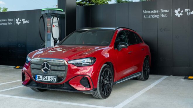 Mercedes-Benz Türkiye, En Yakıt iş birliğiye 400 kW'a kadar güç sunan "premium konseptli" şarj istasyonu açtı