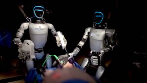 Uzaktan kontrol edilen insansı robotlarla ameliyat gerçekleştirildi