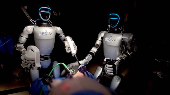 Uzaktan kontrol edilen insansı robotlarla ameliyat gerçekleştirildi