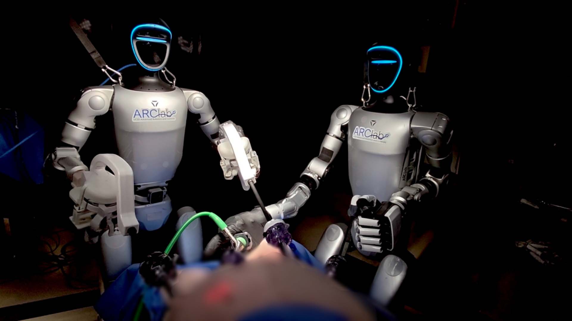 Uzaktan kontrol edilen insansı robotlarla canlı denekler üzerinde iki farklı ameliyat gerçekleştirildi
