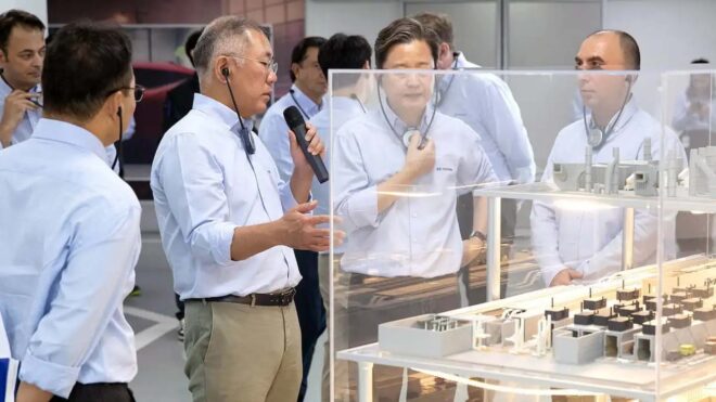 Hyundai Motor Group CEO’su Chung Euisun, tamamen elektrikli IONIQ 3’ün üretileceği İzmit fabrikasında incelemelerde bulundu