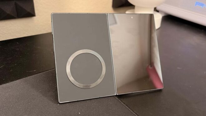 Samsung Galaxy Z Fold 8 sahibi bir kişi, cihazının arka kameralarını söktü
