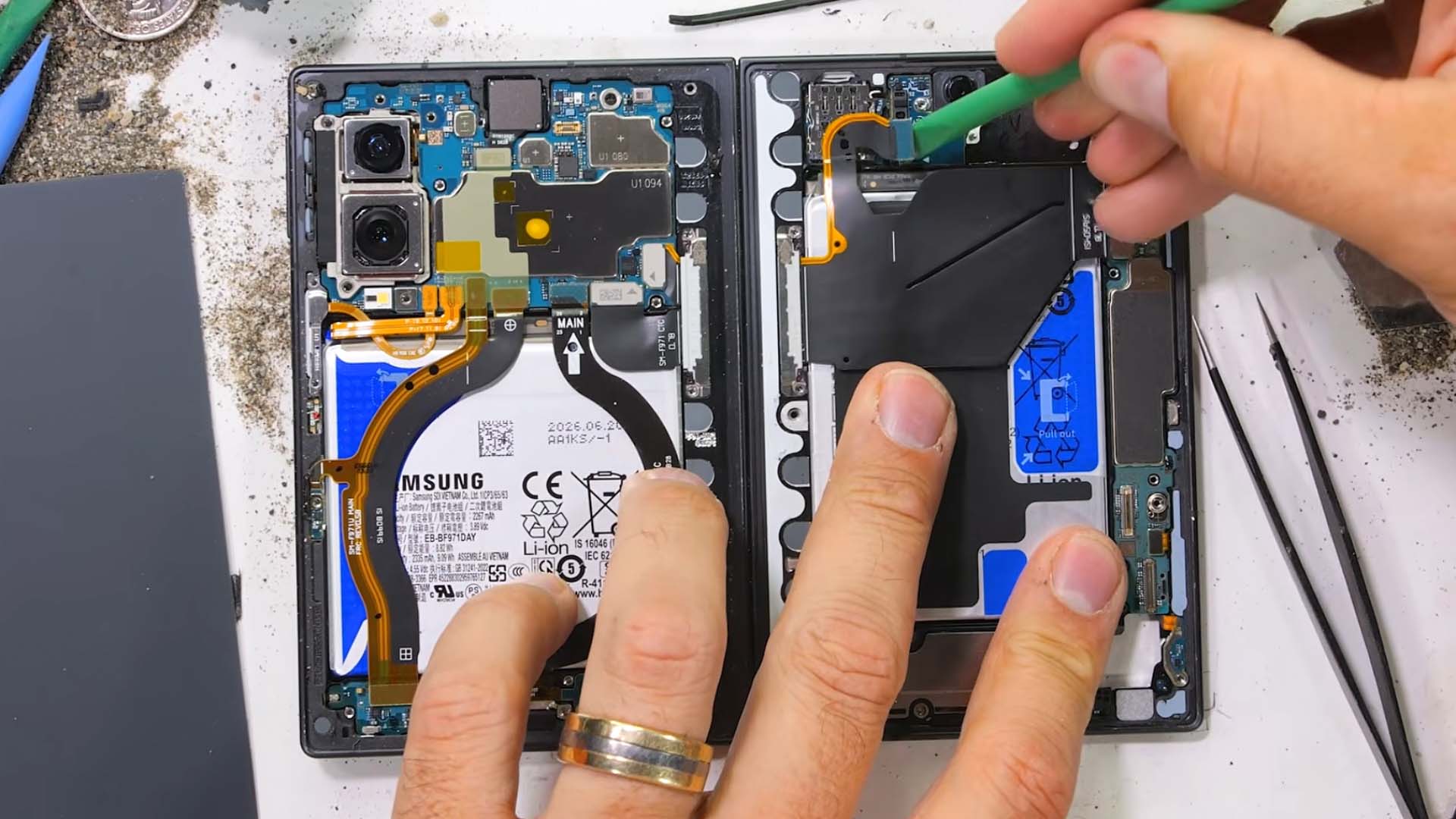Samsung Galaxy Z Fold 8, önce zorlu sağlamlık testine tabi tutuldu, ardından parçalarına ayrıldı [Video]