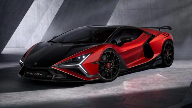 Lamborghini, tarihinin en hızlı ve en güçlü modeli Revuelto SV'yi tanıttı