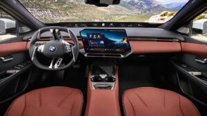 BMW: "Butonları azalttık çünkü gençler artık araçlarını sesli komutlar ve dokunmatik ekranlarla yönetiyor"