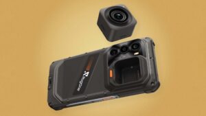 Gövdeden ayrılabilen bir aksiyon kamerası taşıyan akıllı telefon modeli: "RugOne Xsnap 7 Pro"