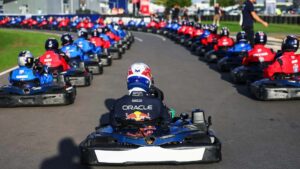 Max Verstappen, özel kartin yarışında 100 rakibini geride bıraktı