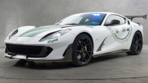 Dubai polisinin en yeni aracı Mansory imzalı Ferrari 812 Superfast oldu