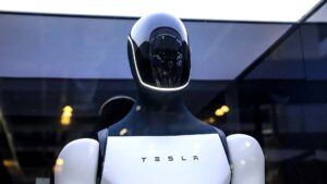 "Tesla, her hafta yüzlerce insansı robot üretiyor"