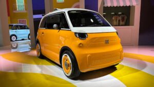 Fiat, Paris'te yeni şehir aracı Multiplina'yı sergiledi