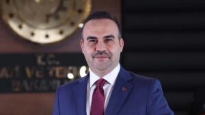 Bakan Kacır: "2027 yılı başından itibaren telefonlarımızdaki yabancı uygulamaların hepsini silmeye ve tümüyle yerli milli navigasyon uygulaması kullanmaya hazırlanıyoruz"